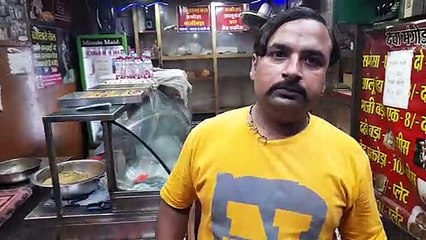 खौलते तेल में आठ डालकर बनाते हैं मंगोड़े - लाइव वीडियो