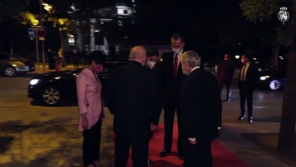 La reina Letizia triunfa apostando todo el negro