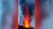 Sobrecogedora imagen de la fuente de lava del volcán de La Palma al alcanzar el récord de los 600 metros de altura