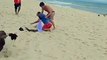 Hombre usa un caimán para defenderse de una pelea en Brasil
