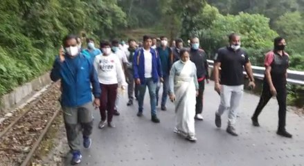 দার্জিলিঙে প্রাতর্ভ্রমণে বেরিয়ে জনসংযোগ করলেন মমতা বন্দ্যোপাধ্যায় |oneindia Bengali