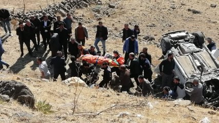 Feci kaza! Kontrolden çıkan otomobil şarampole yuvarlandı: 3 ölü, 2 yaralı