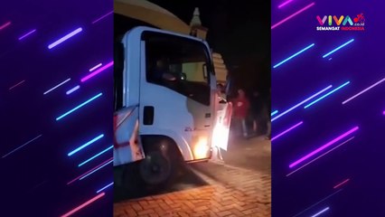 Detik-detik Warga Tumpahkan Sampah ke Kantor Kelurahan