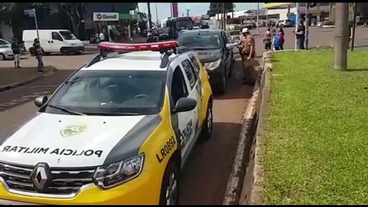 Parati bate na traseira de caminhonete na Av. Carlos Gomes, em Cascavel