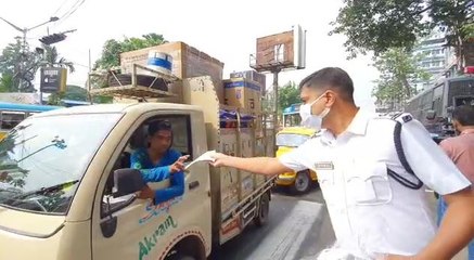 কলকাতার বিভিন্ন এলাকায় পথচলতি মানুষদের সচেতনতার বার্তা পুলিশকর্মীদের, মাস্কহীনদের মাস্ক বিলি