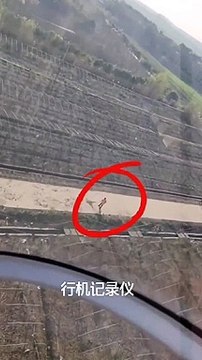 Un hélicoptère aide un balayeur