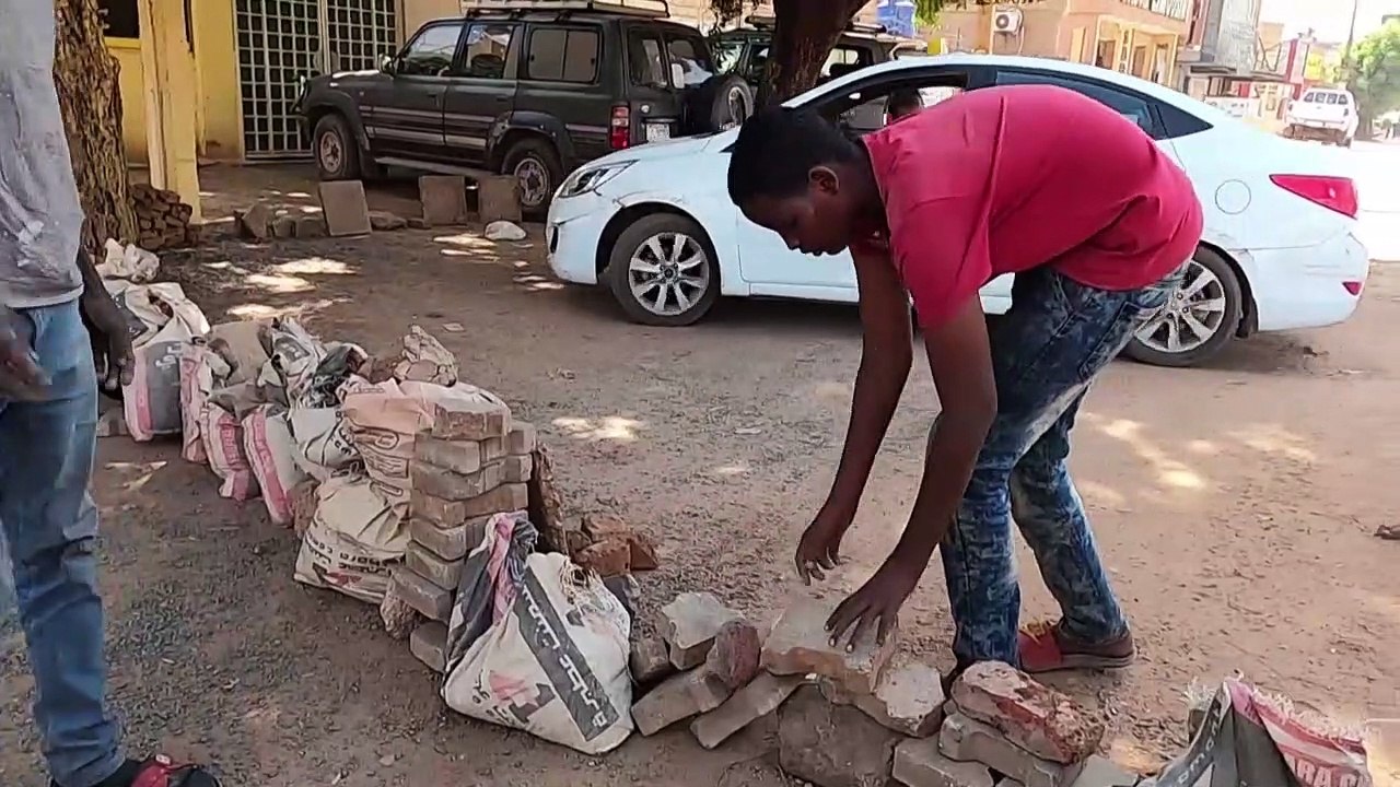 Soudan: les manifestations continuent, le Premier ministre ramené chez lui