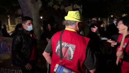 La presidenta del Parlament, Laura Borràs, surt a saludar els manifestants / Marc González
