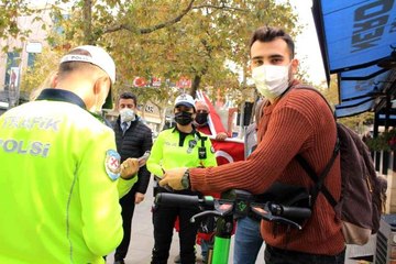 Kaldırımda scooter kullanan gençten şaşırtan ceza tepkisi: "Randevum var, acelece eder misiniz"