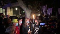 Laura Borràs conversant amb els manifestants / Marc Gonzàlez