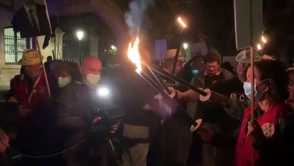 Els manifestants de Catalans per la Independència han encès unes torxes per l'aniversari de la DUI  / Marc González