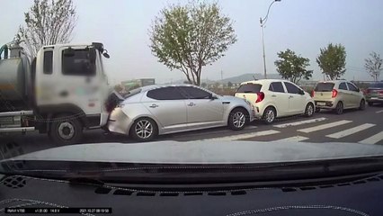 충남 보령에서 5중 추돌 사고...1명 다쳐 / YTN