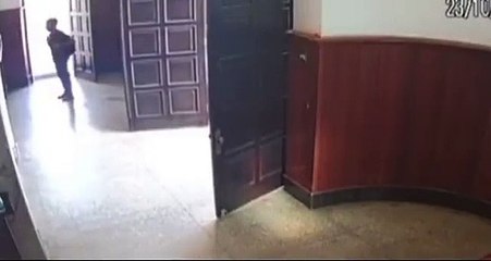 Ladrão entra em igreja e faz sinal da cruz antes de furtar bicicleta
