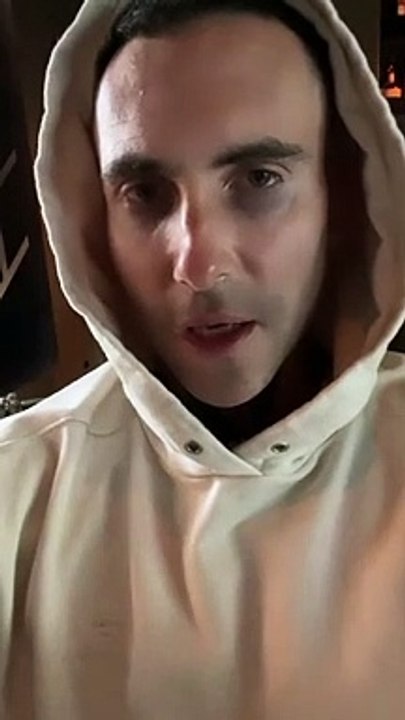 Adam Levine s'explique après avoir rejeté une fan sur scène.