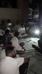 Tải video: कांस्टेबल ने युवक को जड़ा थप्पड़, ग्रामीणों ने धरना लगाया तो पुलिस चौकी से हटाया