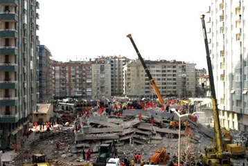 Son dakika haberleri... Konya'da çöken Zümrüt Apartmanı faciasında 132 saat sonra sağ olarak kurtarılmıştı, balkondan düşerek hayatını kaybetti