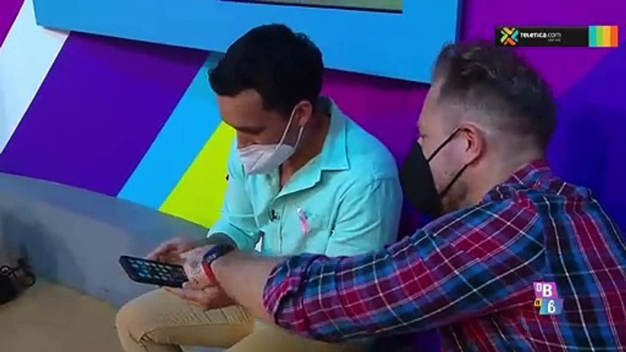Mauricio Hoffman explotó las redes sociales al enseñar los mensajes de su celular