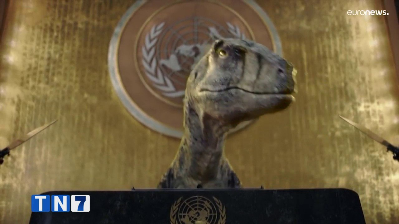 Dinosaurio irrumpe en la ONU para reclamar nuestra insensatez