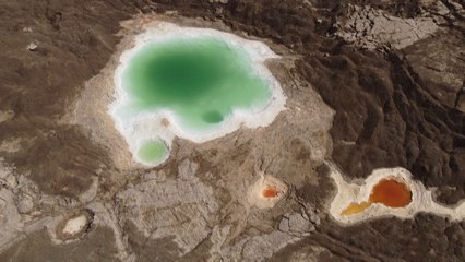 Tiefe Senklöcher rund um Totes Meer verdrängen Spas