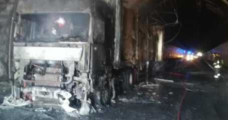 Perugia - Camion in fiamme su raccordo autostradale (28.10.21)