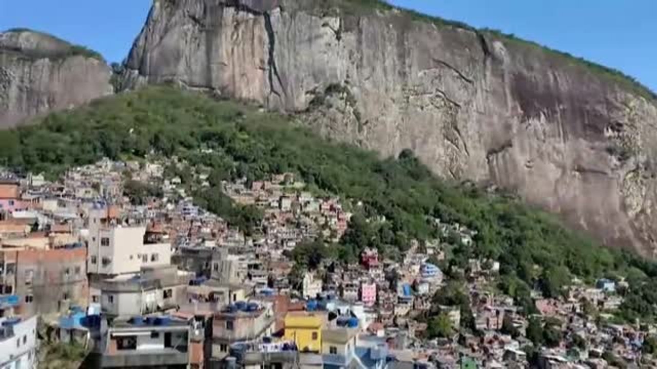 Un joven ingeniero mecánico canadiense promueve el reciclaje donando alimentos a cambio de tapas de botellas de plástico que utiliza para construir patinetes