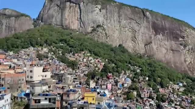 Un joven ingeniero mecánico canadiense promueve el reciclaje donando alimentos a cambio de tapas de botellas de plástico que utiliza para construir patinetes