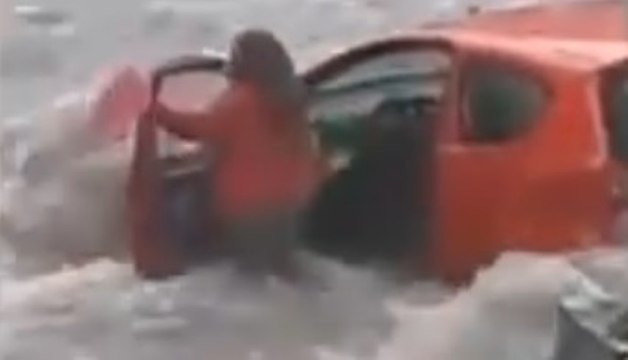 Maltempo a Catania, donna scende da auto in mezzo a fiume d'acqua (28.10.21)