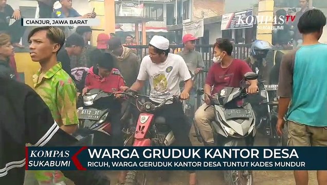 Ricuh, Warga Geruduk Kantor Desa Tuntut Kades Mundur