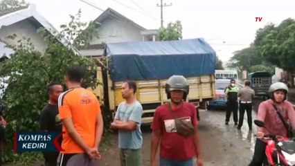 Download Video: Truk Tabrak Rumah, Seorang Penghuni Mengalami Luka Serius