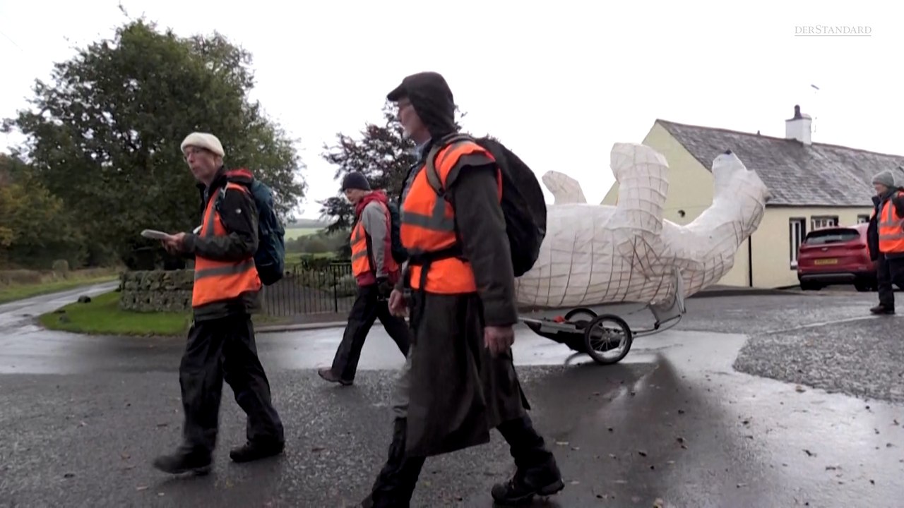 Brite und sein Eisbär auf 480-Kilometer-Pilgerreise zu COP26