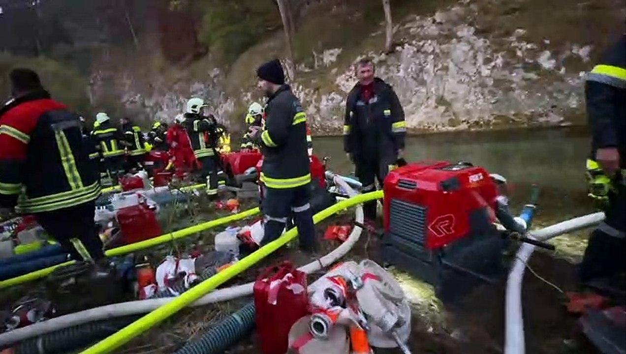 400 Feuerwehrleute bekämpfen Waldbrand im Bezirk Neunkirchen