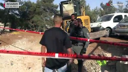 شاهد: الشرطة الإسرائيلية تطرد فلسطينية كانت عند قبر ابنها في المقبرة اليوسفية بالقدس