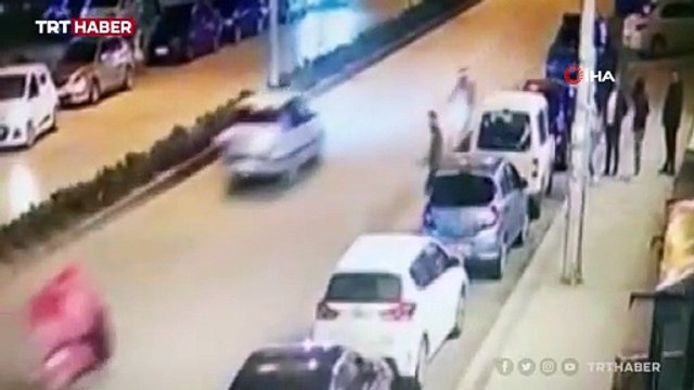 Ters şeride giren motosiklet yayaya çarptı