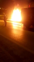 Kaza yaparak alev alan otomobildeki 2 kişi saniyelerle kurtuldu