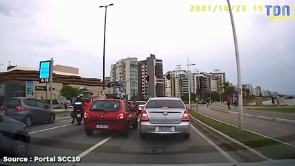 En pleine route, une bagarre éclate entre deux chauffeurs de voiture ( Vidéo )