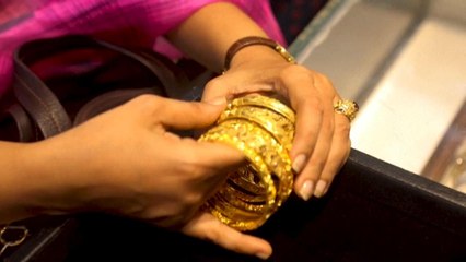भारत में लोगों के सामने सोना बेचने की मजबूरी