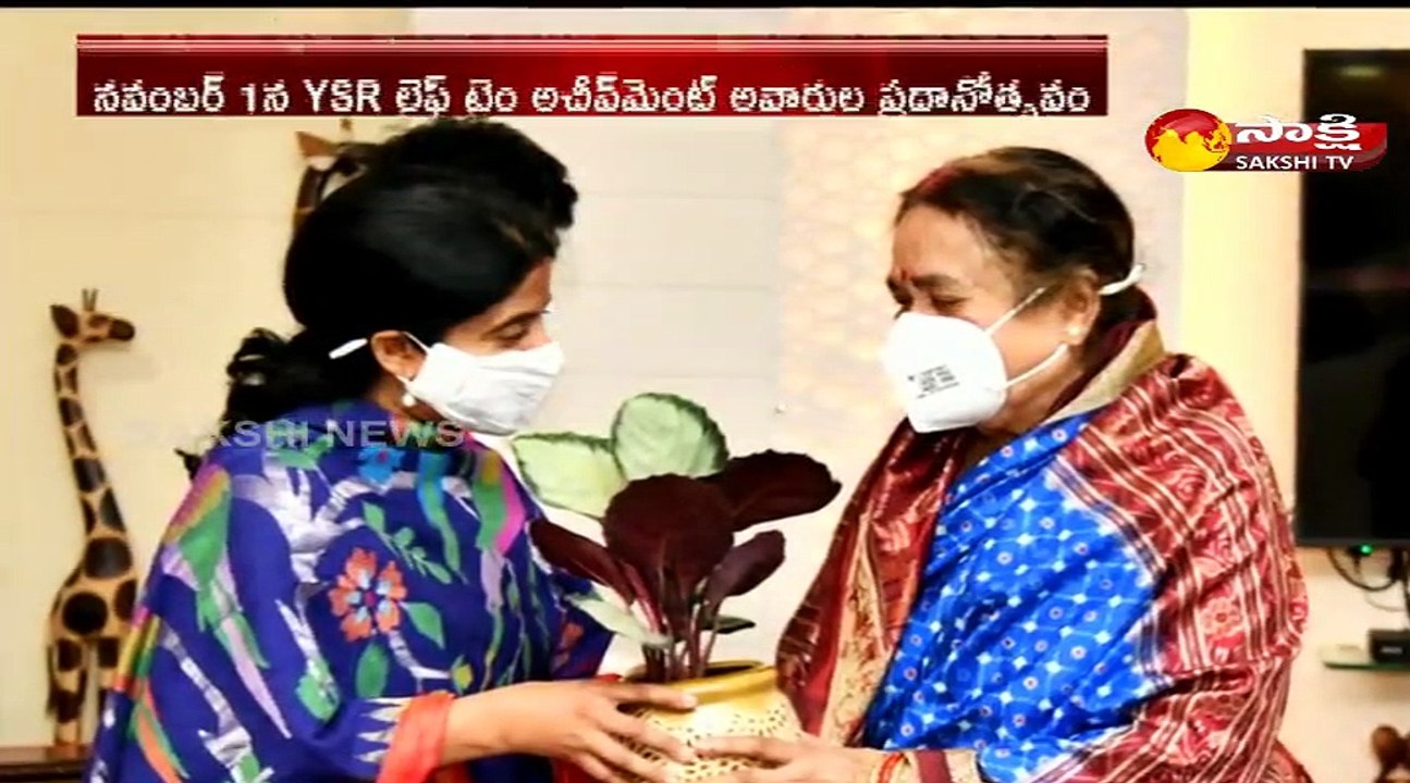 ఏపీ గవర్నర్‌ను కలిసిన సీఎం వైఎస్‌ జగన్‌ దంపతులు