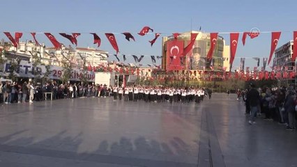 98 kadın, 29 Ekim'i zeybek oynayarak kutladı