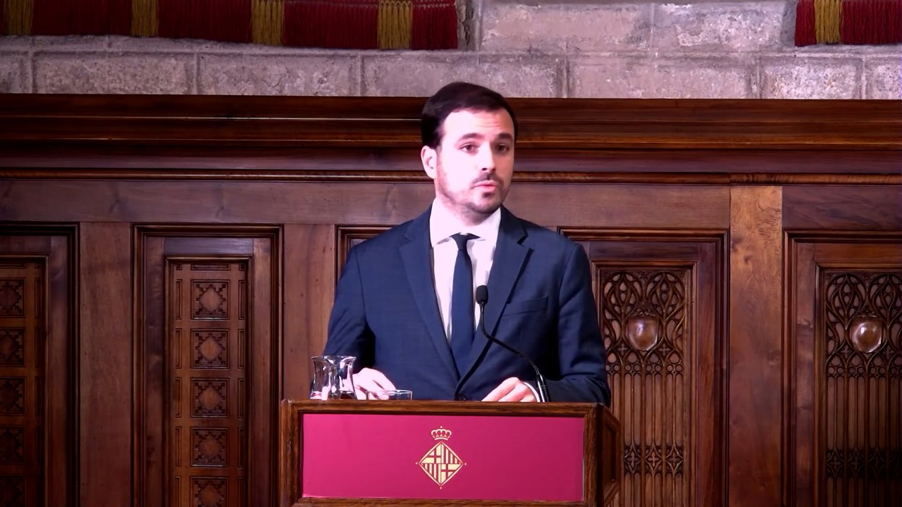 Garzón anuncia que se regulará la publicidad de alimentos y bebidas "no saludables" para menores