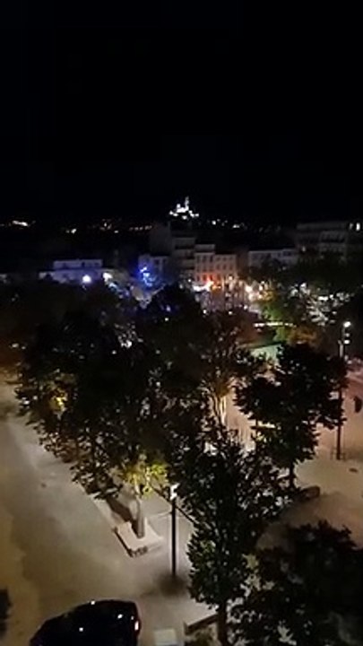 Des fêtards mettent de la musique toute la nuit sur la Place Jean Jaurès à Marseille.