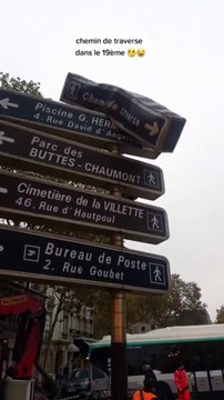 Des agents de la ville de paris remplace un faux panneau chemin de traverse par un vrai sans s'en rendre compte