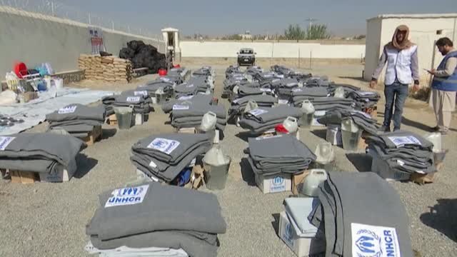Algo de ayuda para desplazados afganos
