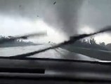 Imagens impressionantes mostram tornado a cruzar uma autoestrada