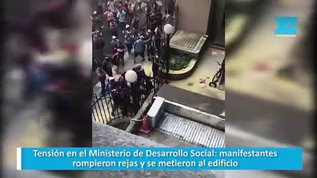Tensión en el Ministerio de Desarrollo Social: manifestantes rompieron rejas y se metieron al edificio