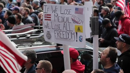 Policías y bomberos de Nueva York continúan desafiando la orden de vacunarse