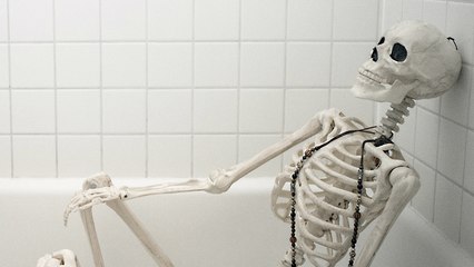 كويتية تحتفظ بجثة ابنتها منذ 5 سنوات في الحمام.. ما السبب؟