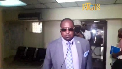 Jij Garry Orélien rive sou plas pou'l evalye dega ki gen nan biwo'l aprè moun yo pa idantifye kase'l