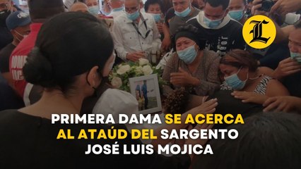 Primera dama se acerca al ataúd del sargento José Luis  Mojica
