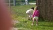 ma cousine et ma soeur joue au ballon