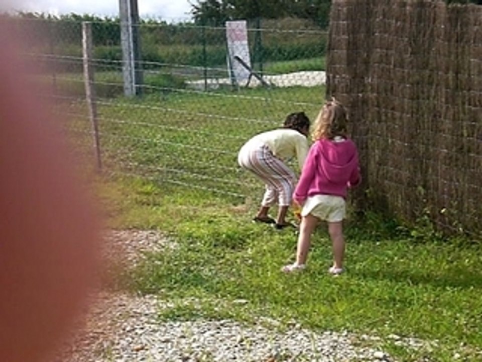 ma cousine et ma soeur joue au ballon
